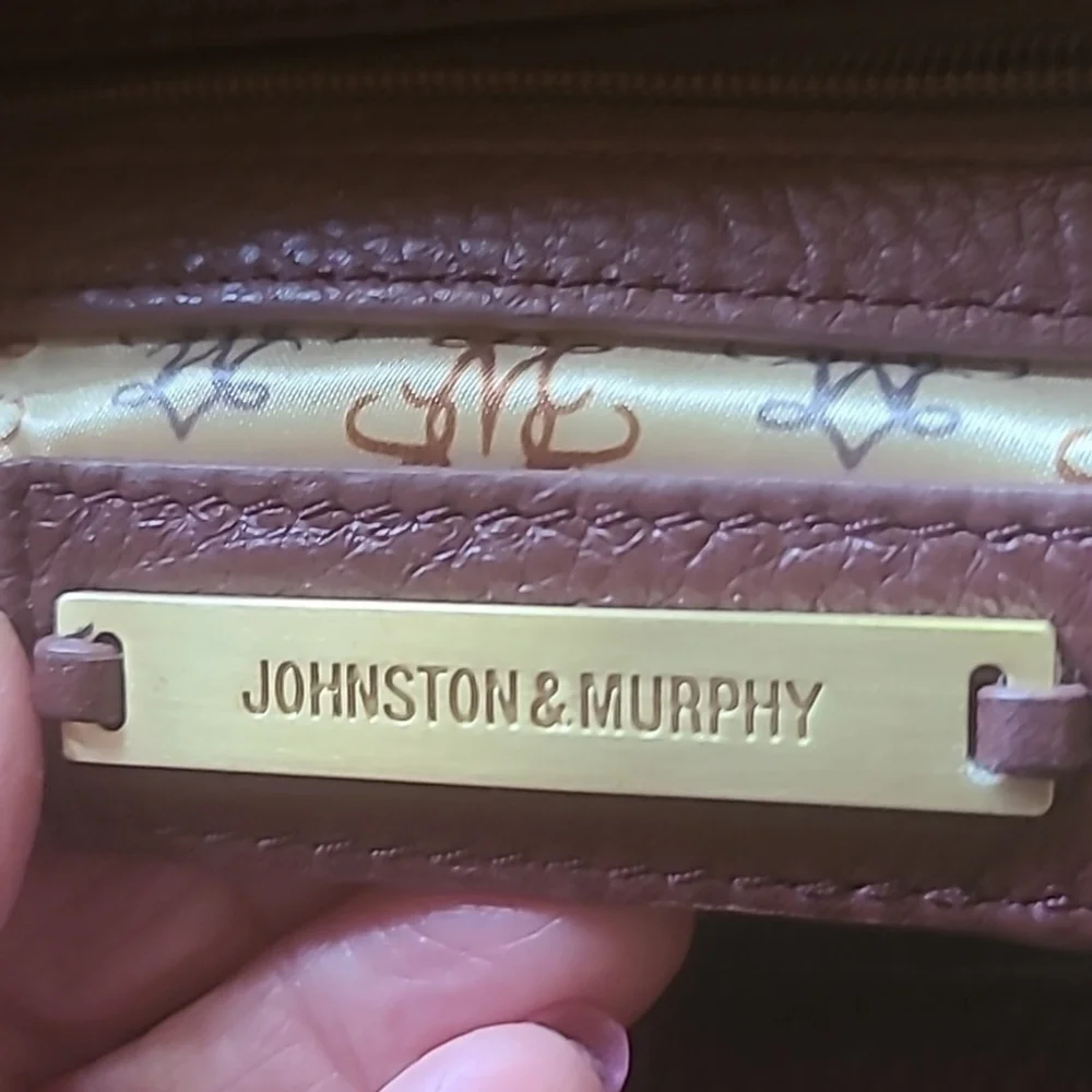 Johnston & Murphy leather shoulder bag. Pebbled leather in EUC. (#1028)